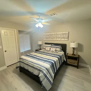 Delightful 4 Bedroom House With Pool! Holiday home Las Vegas